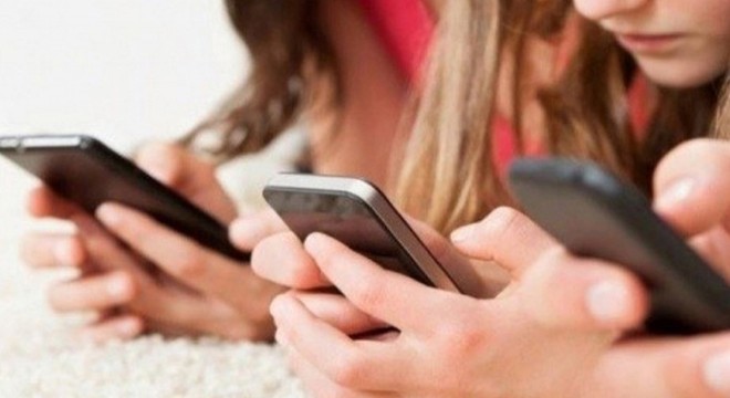 Fransa, 15 yaş altına yasak getiriyor