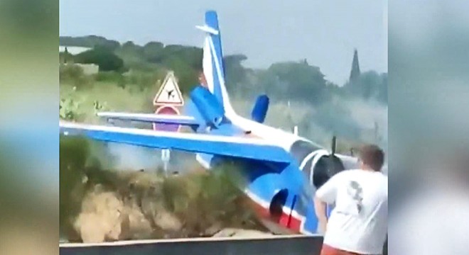 Fransa’da gösteri uçağı düştü
