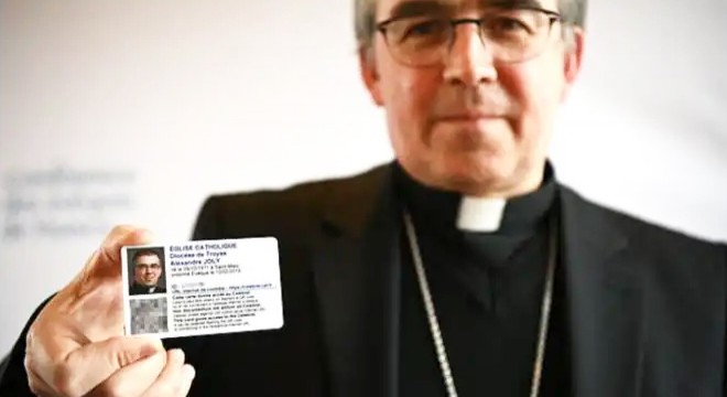 Fransa da rahipler QR kodlu kart takacak