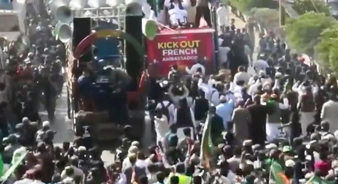 Fransa ve Macron Pakistan da protesto edildi
