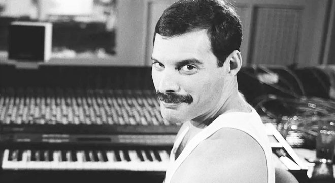 Freddie Mercury nin piyanosu açık artırmada satıldı