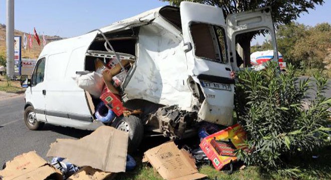 Freni boşalan minibüse, kamyon çarptı: 1 yaralı