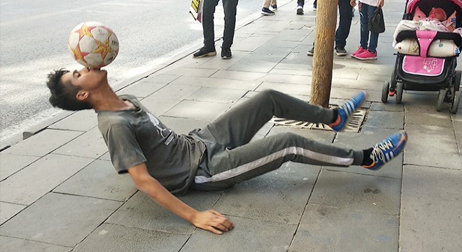 Futbol topuyla akrobatik hareketler yapan genç, ilgi topladı