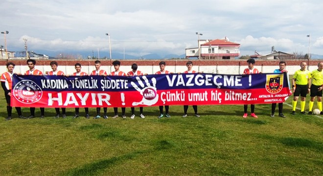 Futbolcular  Kadına Yönelik Şiddete Hayır  pankartı açtı