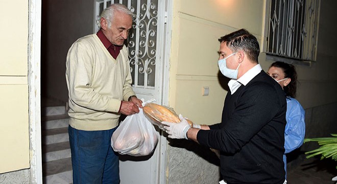 Galatasaray ın efsanesi Ergün Penbe, Tarsus ta gıda paketi dağıttı