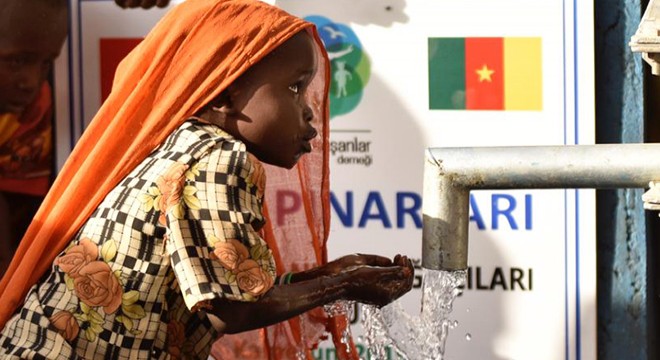 Gamze Özçelik ve gönüllüler Kamerun da su kuyuları açtı