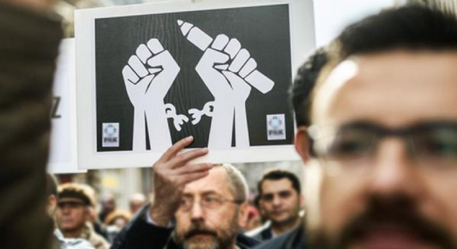 Gazeteciler sansür yasası için sokağa dökülüyor