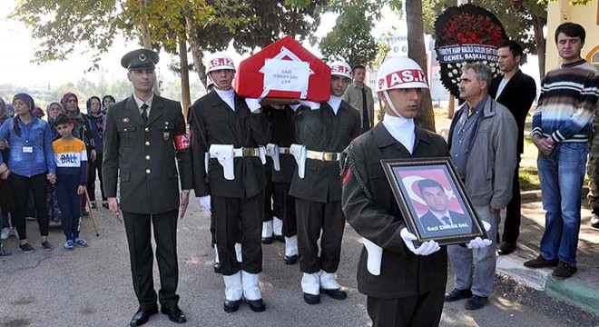 Gazi er ve emekli astsubay askeri törenle toprağa verildi