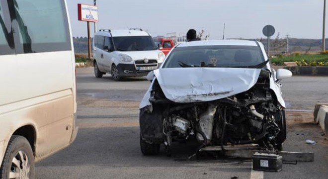 Gaziantep te otomobil ile minibüs çarpıştı: 16 yaralı