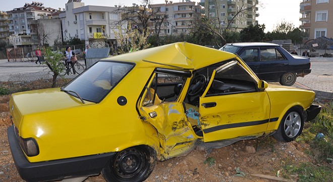 Gazipaşa da otomobiller çarpıştı: 3 yaralı