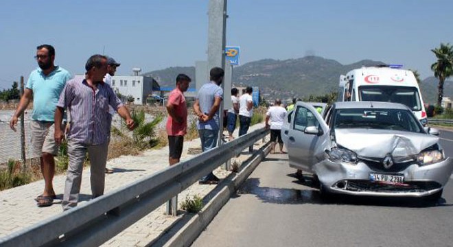 Gazipaşa da otomobiller çarpıştı: 5 yaralı