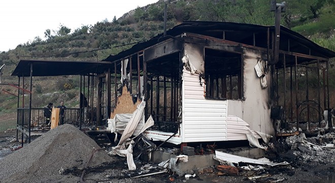 Gazipaşa da prefabrik ev yandı