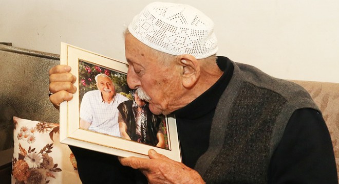 Geçen yıl eşi vefat eden yaşlı adama fotoğraf jesti