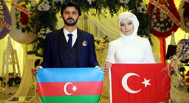 Gelin ve damat düğünlerinde Türk ve Azerbaycan bayrağı açtı