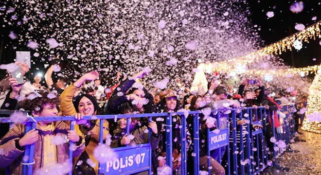 Genç Antalyalılar yeni yılı meydanda kutladı