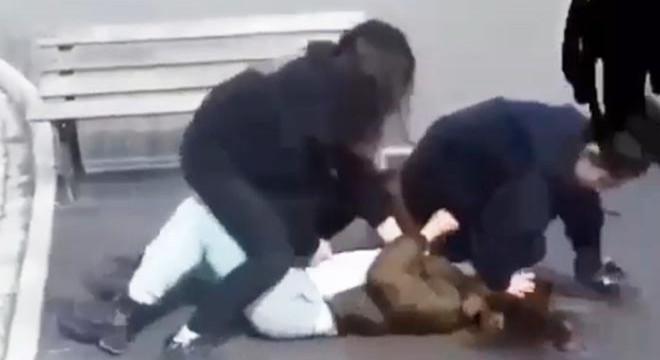 Genç kızı parkta tekme ve yumruklarla dövdüler