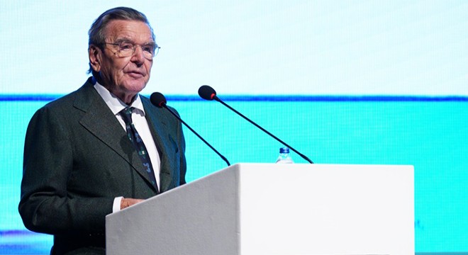 Gerhard Schröder: Türkiye, gaz tedarikinde önemli rol oynuyor