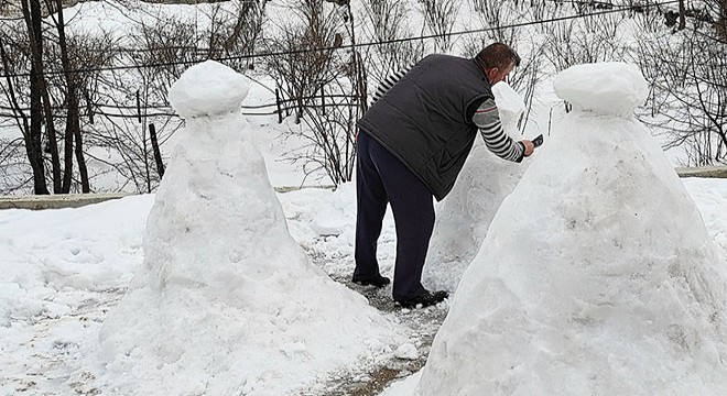 Gezmek istediği Peri Bacaları nın kardan heykelini yaptı