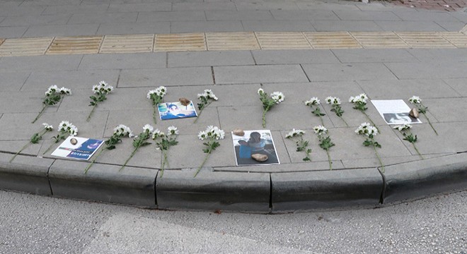 Gizem in öldüğü kaza yerine gelemeyen ailesi, 19 çiçek bıraktırdı