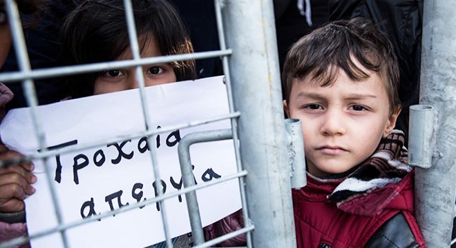 Göçmen kadın ve çocuklardan Yunanistan sınırında eylem
