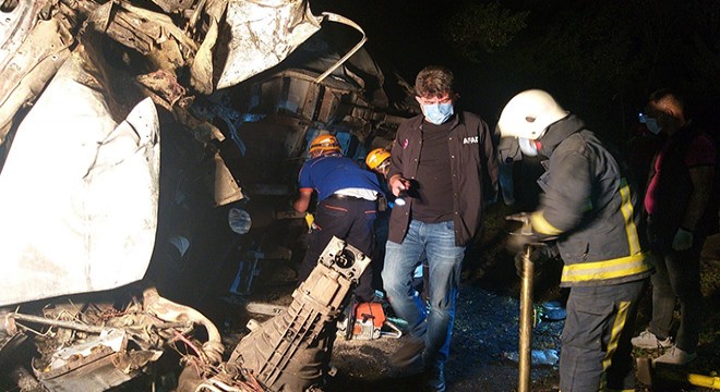 Göçmen minibüsü Van da kaza yaptı; 12 ölü