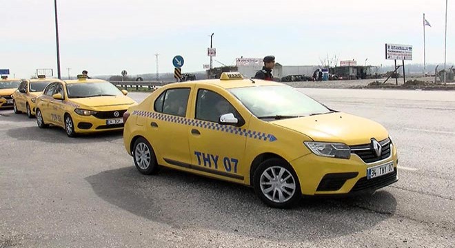 Göçmenler taksilerle Edirne ye ilerliyor