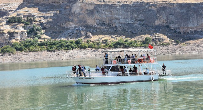Göl sahasında kalan Hasankeyf te tekne turları başladı