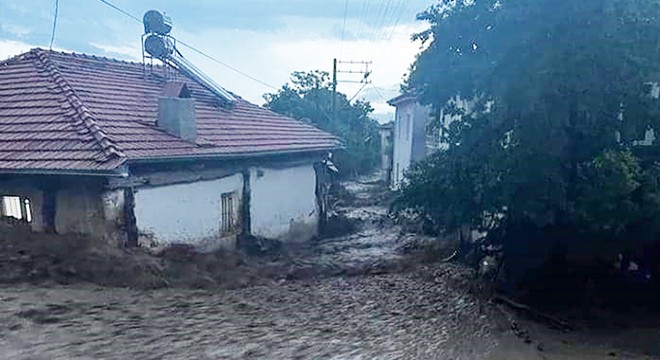 Gölhisar da sağanak nedeniyle ev ve iş yerlerini su bastı
