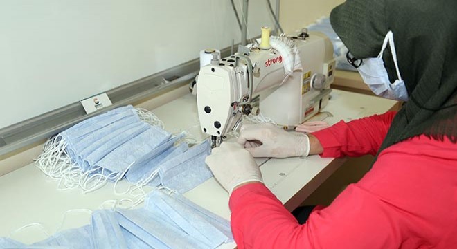 Gönüllü kadınlar günde 30 bin maske üretiyor