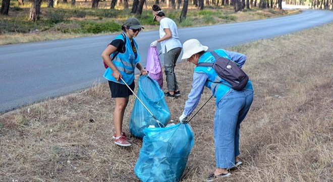 Gönüllüler ormandan 66 torba çöp topladı