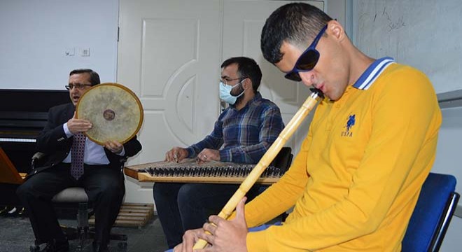 Görme engelli üniversiteli, 15 enstrüman çalıyor