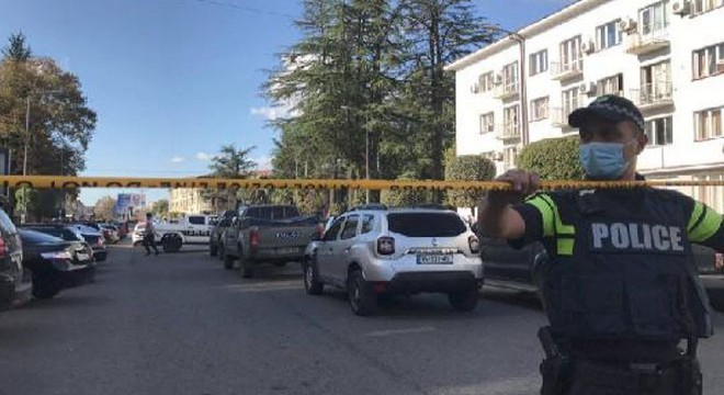 Gürcistan da bankada silahlı soygun: 30 rehine var