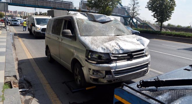 Hafif ticari araç durağa çarptı: 2 ölü