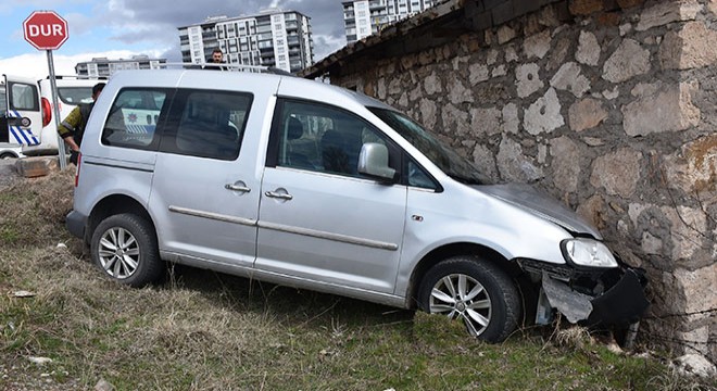 Hafif ticari araç evin duvarına çarptı: 7 yaralı