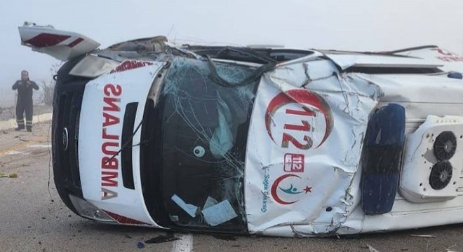 Hafif ticari araç ile ambulans çarpıştı; 6 yaralı