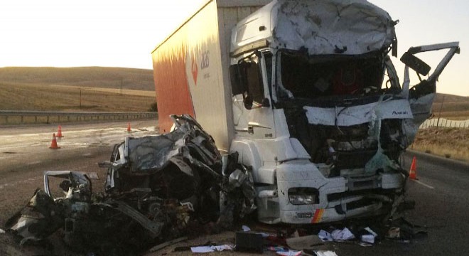Hafif ticari araç ile kargo kamyonu çarpıştı: 3 ölü 1 yaralı
