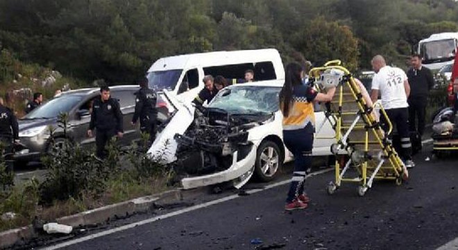 Hafif ticari araç ile otomobil çarpıştı: 2 ölü, 3 yaralı