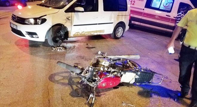 Hafif ticari araca çarpan 16 yaşındaki motosikletli yaralandı