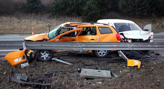 Hafif ticari araçla çarpışan taksinin şoförü öldü