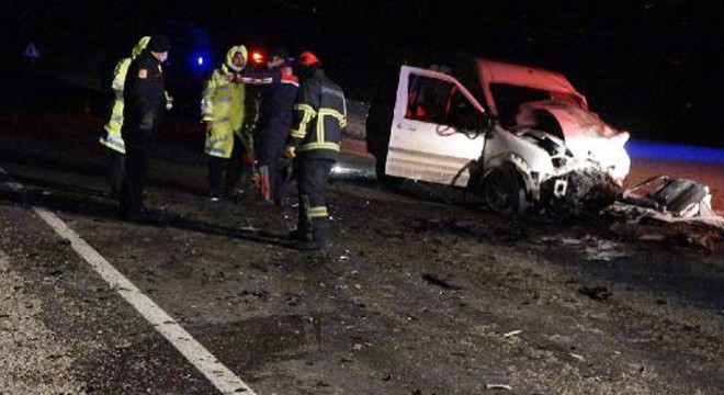 Hafif ticari araçların çarpıştığı kazada ölen 2 kişi sürücülermiş