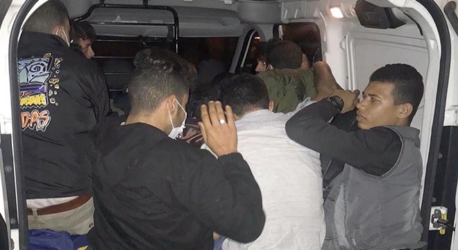Hafif ticari araçta 15 kaçak göçmen yakalandı