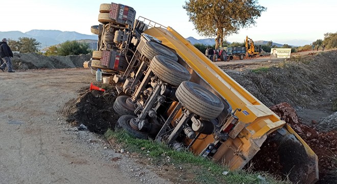 Hafriyat kamyonu devrildi, sürücü yaralandı