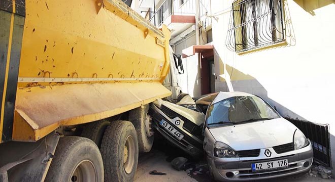 Hafriyat kamyonu tehlikesi, mahalleliyi korkuttu