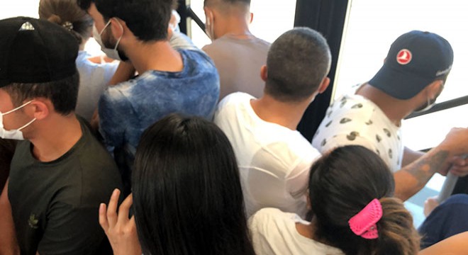 Haftanın ilk iş günü metrobüslerde yoğunluk