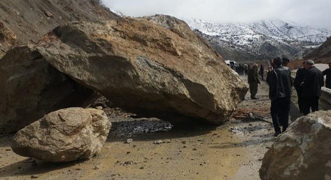 Hakkari- Van karayolu düşen dev kayalar nedeniyle kapandı
