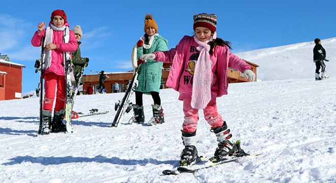 Hakkarili çocuklar kayak yapmayı öğreniyor