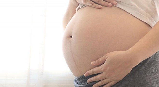 Halı silkelerken damdan düşen 8 aylık hamile kadın yaralandı