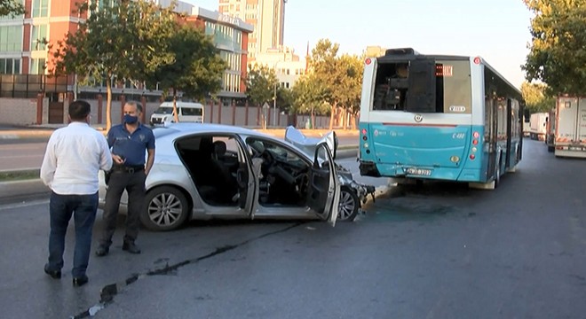 Halk Otobüsüne çarpan otomobil sürücüsü öldü