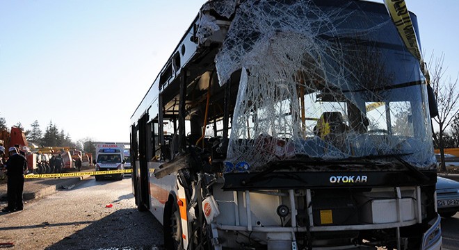 Halk otobüsü TIR a çarptı: 1 ölü, 20 yaralı