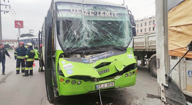 Halk otobüsü TIR’a çarptı: 7 yaralı